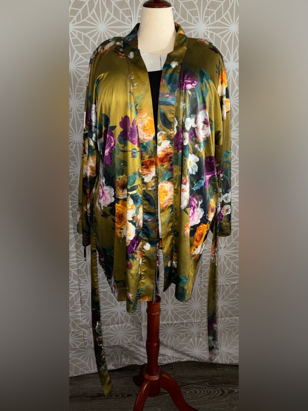 Printed Stretch Satin Robe (Renaissance Roses Green Moss, Size 22/24) - Picture 6 of 12